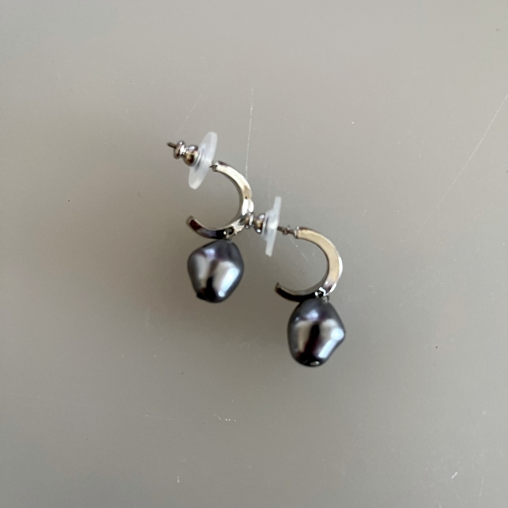 Post earrings dark gray bead